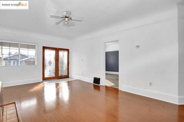 5540 E 17Th St, Oakland CA: https://media.crmls.org/mediaz/51259c74-2eaa-4559-b9dd-2d32f767352d.jpg