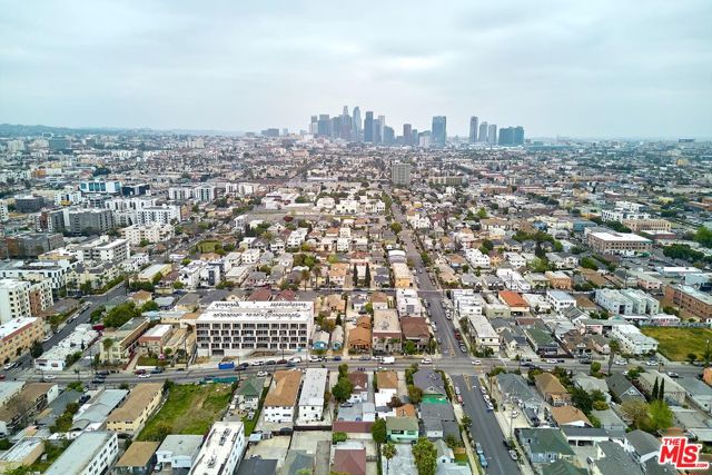 1147 S Mariposa Avenue, Los Angeles CA: https://media.crmls.org/mediaz/51261c01-b8e5-4312-b76b-6d3f26f00622.jpg