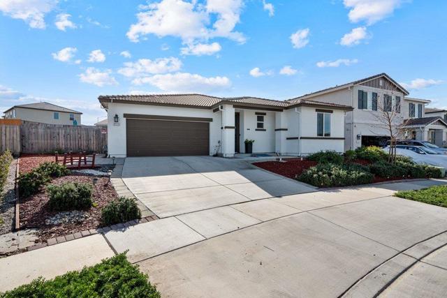 2111 Rosewood Drive, Hollister CA: https://media.crmls.org/mediaz/5127cff6-7de5-43e1-b9f3-ec4fa0c0af22.jpg