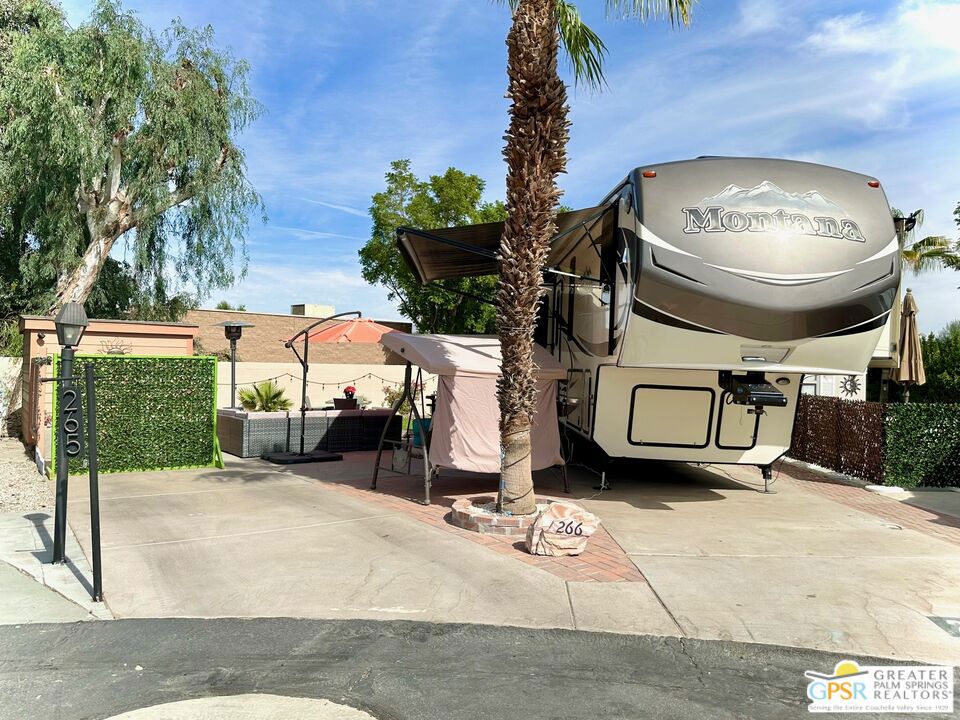 https://media.crmls.org/mediaz/5128032d-737c-4067-9b3d-63447fd7ca5f.jpg?preset=X-Large