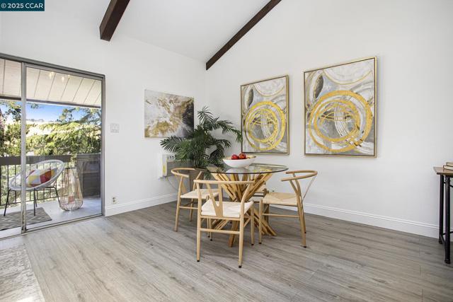 2075 Ascot Dr, Moraga CA: https://media.crmls.org/mediaz/51284cf1-2dcf-4aea-b7ae-13792ce14344.jpg