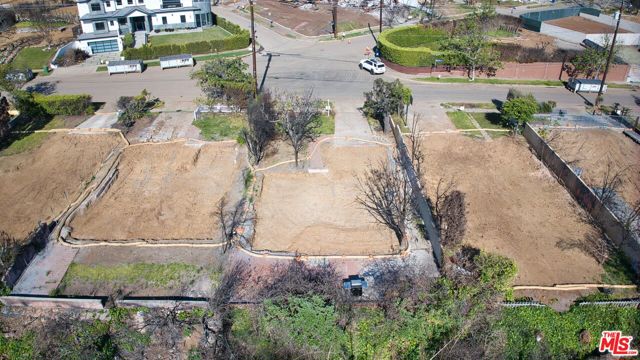 393 N Las Casas Avenue, Pacific Palisades CA: https://media.crmls.org/mediaz/5128bf77-84f1-4e32-862d-cd6afc4e226e.jpg