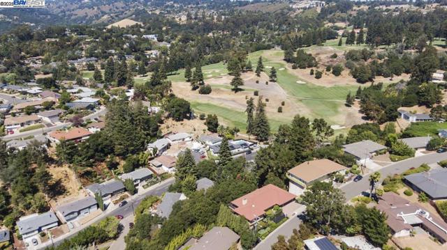 10336 Greenview Dr, Oakland CA: https://media.crmls.org/mediaz/5128d7a8-9acc-4798-a855-e230d055fe14.jpg