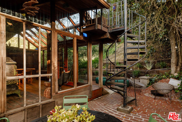 10412 Hebron Lane, Los Angeles CA: https://media.crmls.org/mediaz/51293953-d681-4b9f-83c4-6ef07698ec56.jpg