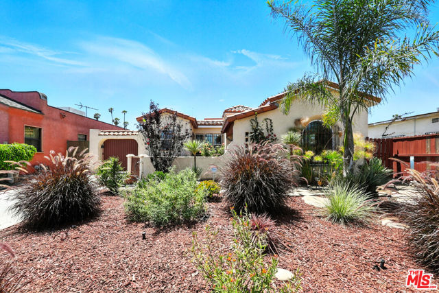 8853 S Halldale Avenue, Los Angeles CA: https://media.crmls.org/mediaz/5129e3b4-89dc-4c7b-afb8-d4bca39a66e0.jpg