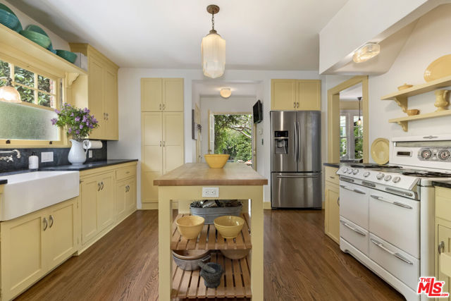 232 N Arden Boulevard, Los Angeles CA: https://media.crmls.org/mediaz/512a96ed-a86b-44d1-b924-51aa0fbb7d56.jpg