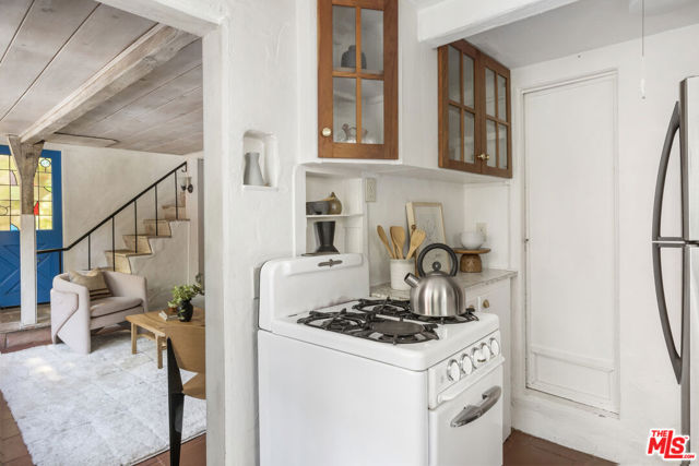 10411 Quito Lane, Los Angeles CA: https://media.crmls.org/mediaz/512acf61-465b-490f-b008-be55cf5cf692.jpg