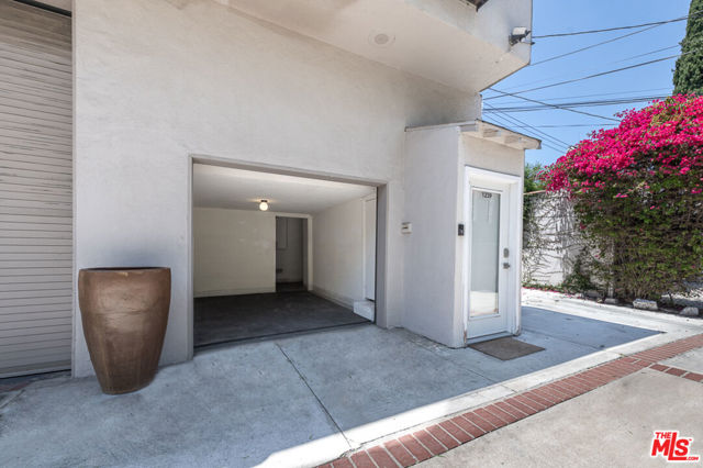 1239 S Orange Drive, Los Angeles CA: https://media.crmls.org/mediaz/512b172e-58c6-4ac7-866f-099e316946fa.jpg