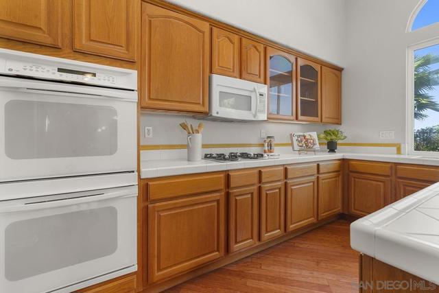 987 Palencia Ct, Chula Vista CA: https://media.crmls.org/mediaz/512b7c5c-404e-4e38-9060-314821cf99ed.jpg