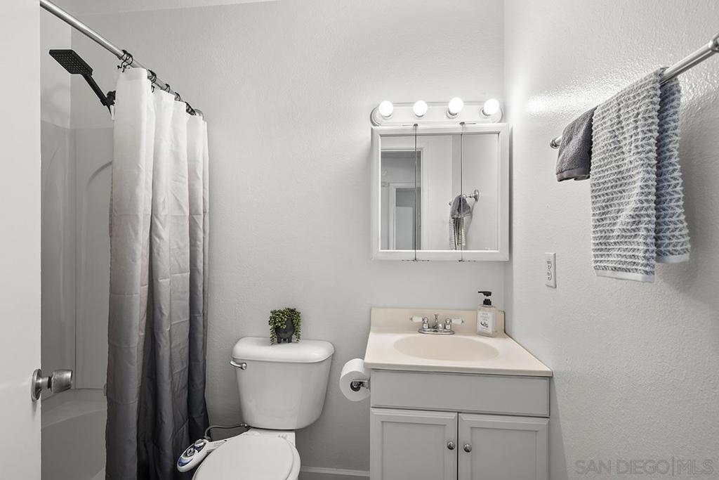 https://media.crmls.org/mediaz/512bda82-a471-48ba-9162-1ac8963ead69.jpg?preset=X-Large