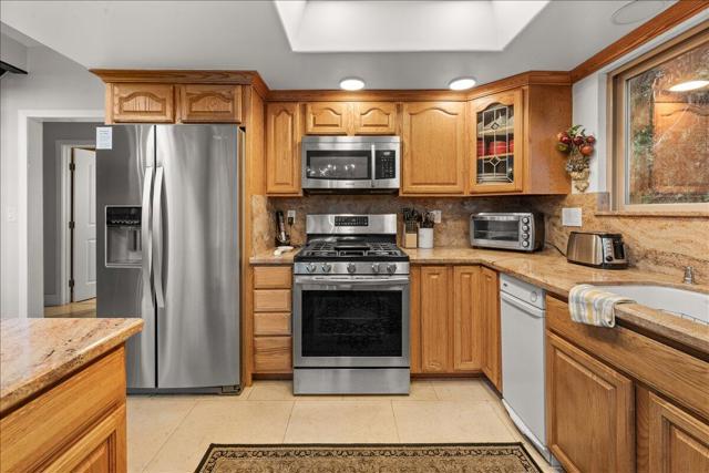 27621 Cedarwood Drive, Lake Arrowhead CA: https://media.crmls.org/mediaz/512caf24-8995-4a7a-a710-8e2679807135.jpg