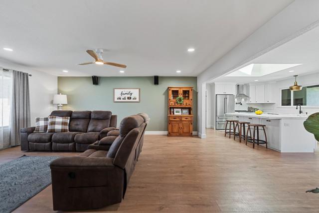 215 Rays Circle, Hollister CA: https://media.crmls.org/mediaz/512cb228-2f46-4a17-8072-93d9e99fd8b9.jpg