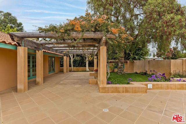 401 Alma Real Drive, Pacific Palisades CA: https://media.crmls.org/mediaz/512da16f-bcfc-4800-9bea-40cc6807219e.jpg