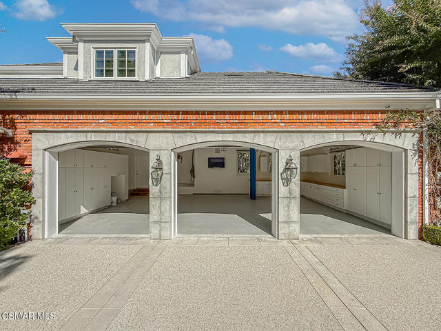 581 Lakeview Canyon Road, Westlake Village CA: https://media.crmls.org/mediaz/512fa95f-b3b2-4d77-b469-a8bfb3dd9354.jpg