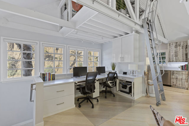 1362 Palisades Beach Road, Santa Monica CA: https://media.crmls.org/mediaz/51322f59-6905-4937-bde9-8b9242f060e3.jpg