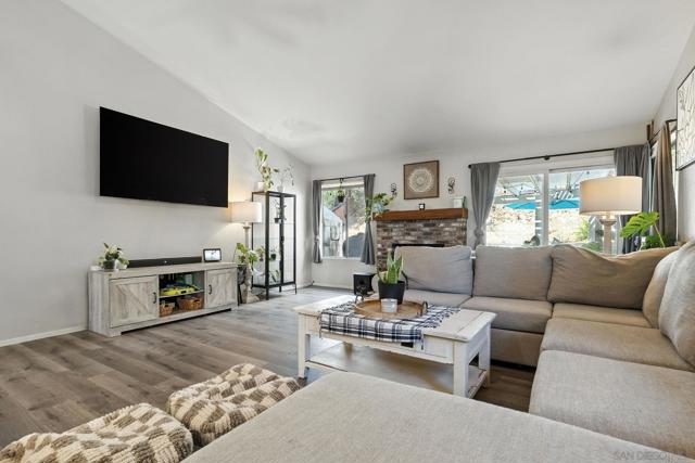 23886 Red Clover Cir, Murrieta CA: https://media.crmls.org/mediaz/51330f77-3363-44b2-93a2-e80e296fb82b.jpg