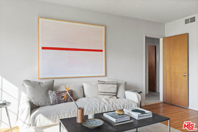 4242 Grand View Boulevard, Los Angeles CA: https://media.crmls.org/mediaz/5133e924-bfd0-4303-8bac-4b12f049bbe8.jpg