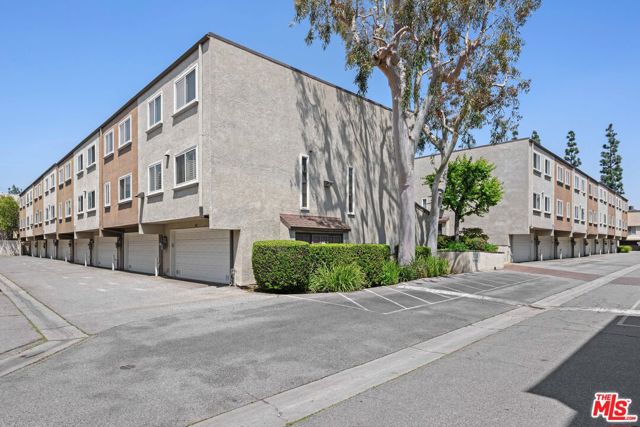 21901 Lassen Street, Chatsworth CA: https://media.crmls.org/mediaz/5133ffcf-19fc-4091-9c37-3b74d0385901.jpg