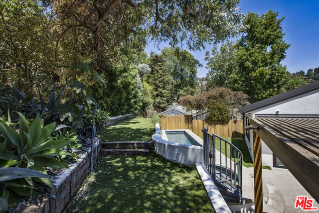 2425 Rinconia Drive, Los Angeles CA: https://media.crmls.org/mediaz/51357dff-9b84-4037-99d9-544d8db82a53.jpg