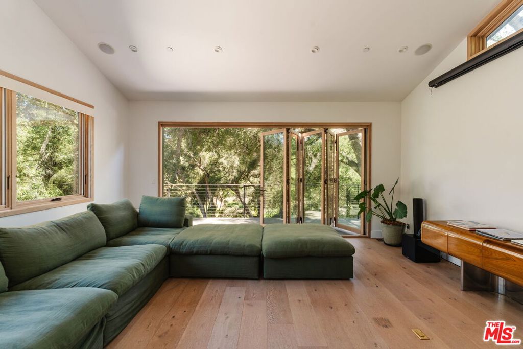 1149 Old Topanga Canyon Rd Road