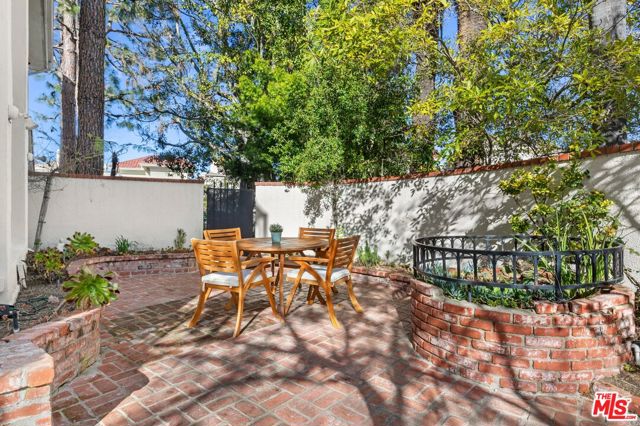 12320 Ridge Circle, Los Angeles CA: https://media.crmls.org/mediaz/5136823a-26cb-4b62-921e-7f047b1617ee.jpg