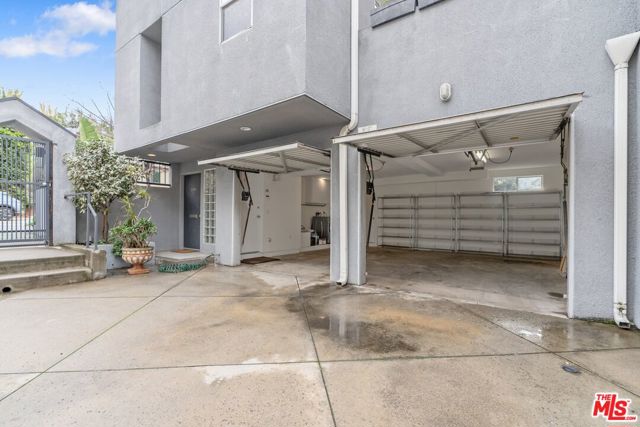 2131 Griffith Park Boulevard, Los Angeles CA: https://media.crmls.org/mediaz/5136a270-00e5-455d-aca9-d9bac509d1ca.jpg