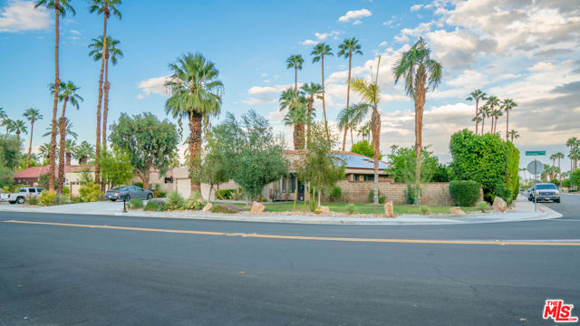 1592 S Compadre Road, Palm Springs CA: https://media.crmls.org/mediaz/51374841-90c2-4ef1-8bd0-79aaf733e29d.jpg