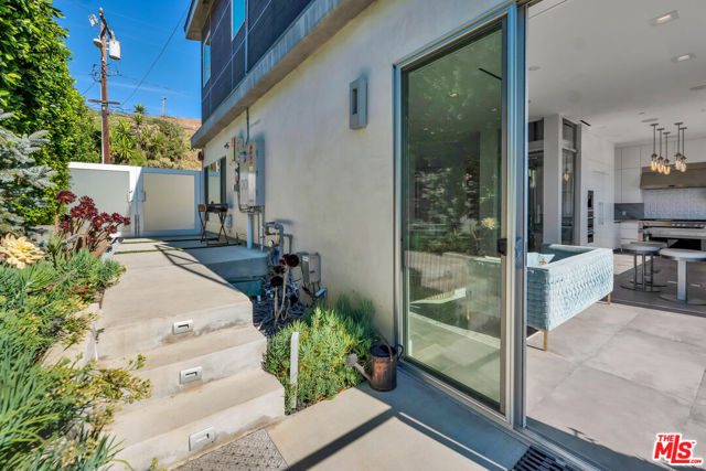 25423 Malibu Road, Malibu CA: https://media.crmls.org/mediaz/51381ae4-8320-48b0-8080-4237eda27fea.jpg
