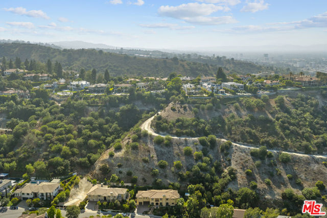 3697 Benedict Canyon Lane, Sherman Oaks CA: https://media.crmls.org/mediaz/51385f91-2b4b-4a3c-bbfa-b434c6c7ead0.jpg