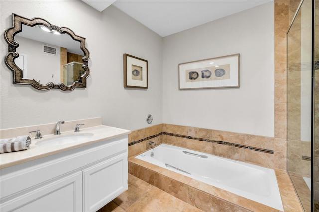43 Sunrise Drive, Rancho Mirage CA: https://media.crmls.org/mediaz/513909e5-904a-4deb-b78b-aa31860b9dc9.jpg