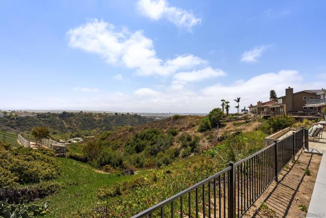2122 March Pl, San Diego CA: https://media.crmls.org/mediaz/513988de-3aff-4238-a5bc-b5ead0b1c340.jpg