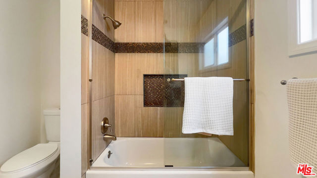 4427 S Wilton Place, Los Angeles CA: https://media.crmls.org/mediaz/513a2401-1657-4640-8928-1d53053ea348.jpg