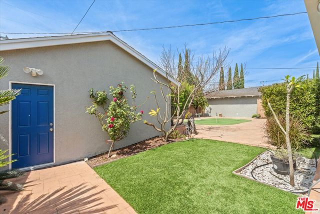 9313 Hayvenhurst Avenue, North Hills CA: https://media.crmls.org/mediaz/513ba319-3dc9-490e-83ba-a1652934ac90.jpg