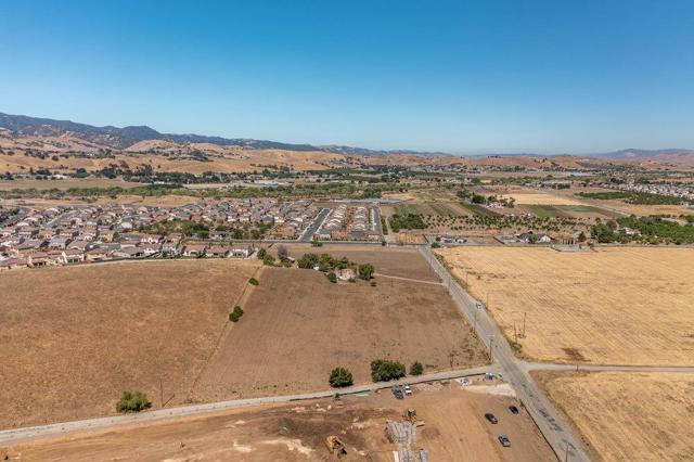 120 Enterprise Road, Hollister CA: https://media.crmls.org/mediaz/513c7b98-8122-47d6-a5ad-5ca2a8754ccb.jpg