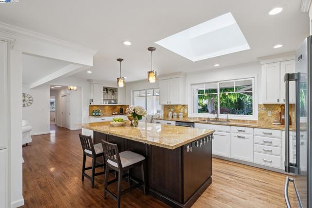 290 Bolla Ave, Alamo CA: https://media.crmls.org/mediaz/513d14e2-1e2c-4d38-b4ee-65ac6b136135.jpg