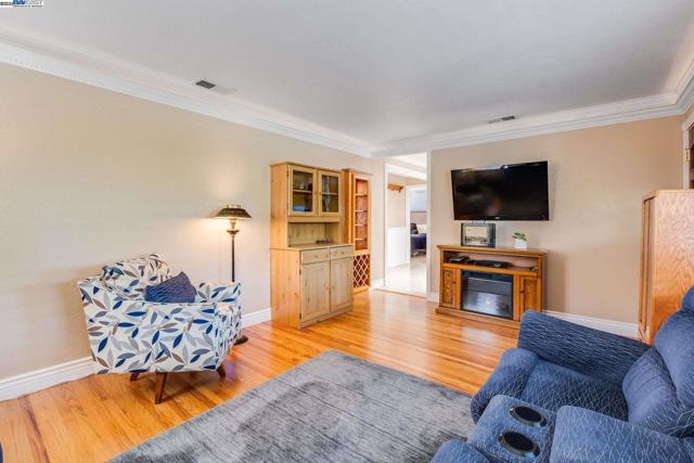 2515 Crystal Dr, Santa Clara CA: https://media.crmls.org/mediaz/513e0531-6eee-4506-af1d-44b2039ca939.jpg