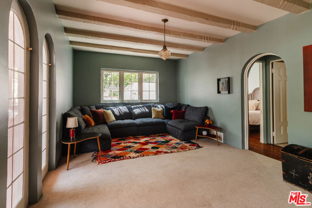 5163 Franklin Avenue, Los Angeles CA: https://media.crmls.org/mediaz/513e2645-55f4-4729-bd83-da87952cd993.jpg