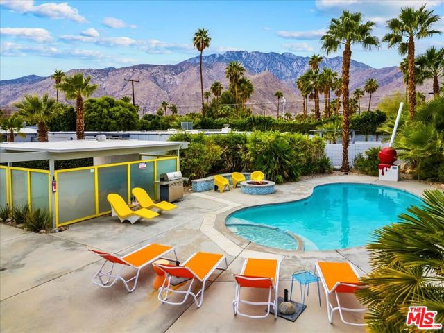 888 E Janet Circle, Palm Springs CA: https://media.crmls.org/mediaz/513e356e-1d95-4d33-8e00-23f788cb2da3.jpg