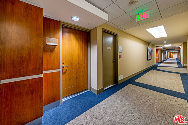 13700 Marina Pointe Drive, Marina del Rey CA: https://media.crmls.org/mediaz/513e6b03-7701-44e7-9ffa-9d4c1d00f134.jpg