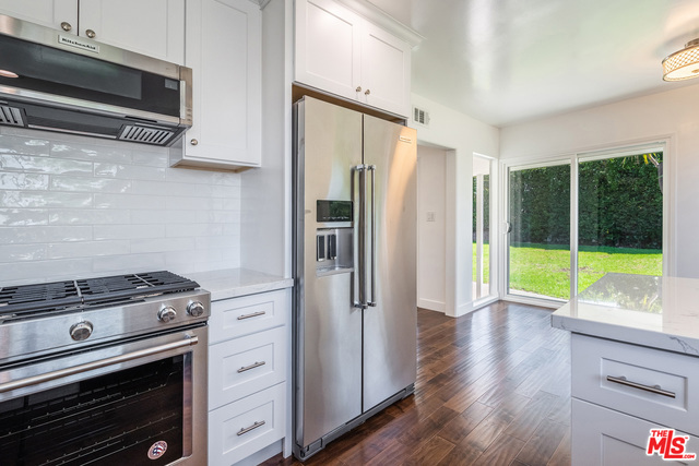 5412 S HOLT Avenue, Los Angeles CA: https://media.crmls.org/mediaz/513e7043-cd4e-45bf-9ddb-9ceed6e99150.jpg