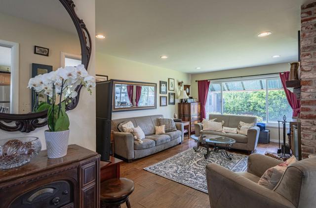 914 Junipero Way, Salinas CA: https://media.crmls.org/mediaz/513ede10-e198-43e5-a561-748695d8379f.jpg
