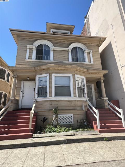 909 Alice St, Oakland CA: https://media.crmls.org/mediaz/513f1002-f883-42d0-bbb2-076a3dcfad42.jpg