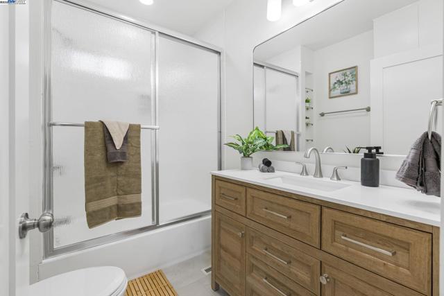 3914 Laguna Ave, Oakland CA: https://media.crmls.org/mediaz/51410c03-258b-4769-8684-6bec9de19273.jpg
