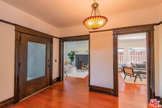 2057 S Oxford Avenue, Los Angeles CA: https://media.crmls.org/mediaz/51411073-0b59-46f3-85c7-0730cf9f96a0.jpg