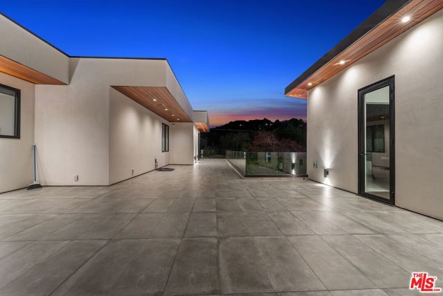 4049 Coldwater Canyon Avenue, Studio City CA: https://media.crmls.org/mediaz/5142d6a8-fe2b-421d-98f6-9f9679af8d71.jpg