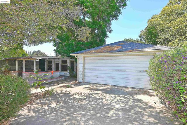 2343 Almond Ave, Concord CA: https://media.crmls.org/mediaz/5143fcf0-3e9d-4735-b7f2-5cd9d055c286.jpg