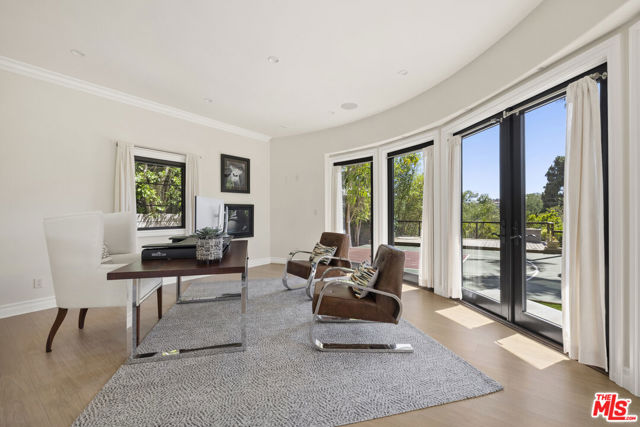 2325 Duxbury Circle, Los Angeles CA: https://media.crmls.org/mediaz/51446612-8567-49a5-9271-c69d218f3889.jpg
