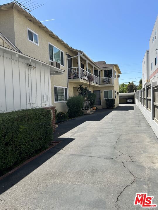 14222 Sylvan Street, Van Nuys CA: https://media.crmls.org/mediaz/51449723-fc77-4cec-b731-bae8ac81ed1e.jpg