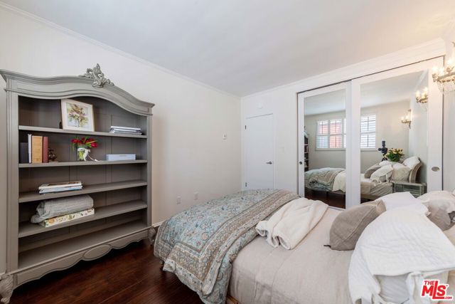 933 17th Street, Santa Monica CA: https://media.crmls.org/mediaz/51459c94-e039-46fb-954f-60a845013d22.jpg