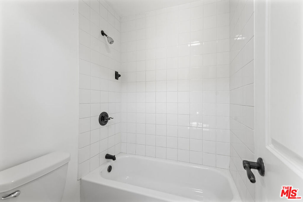 https://media.crmls.org/mediaz/5145ab86-1508-4ba3-87a6-decc72982b93.jpg?preset=X-Large